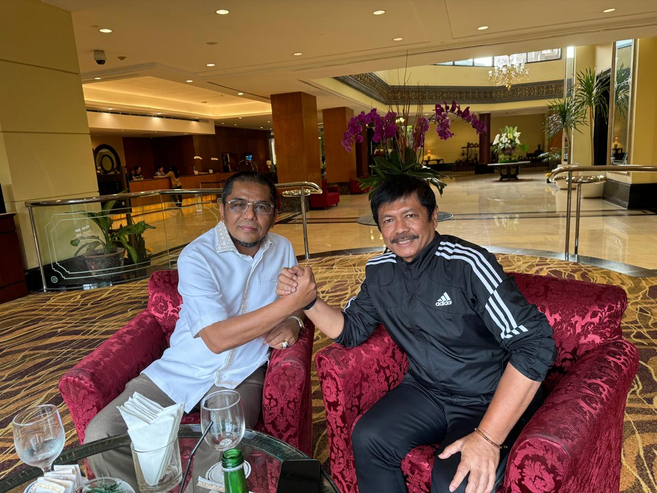 H. Arisal Aziz salam komando bersama coach Indra Sjafri